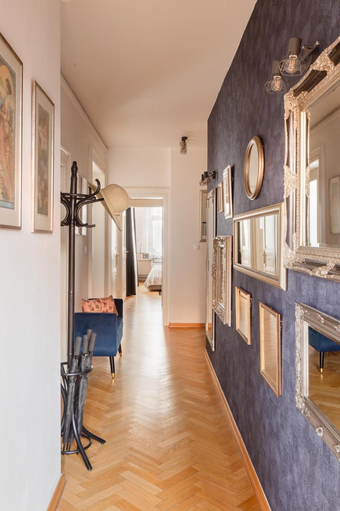 Decadent Art Deco Balcony In Old Town Apartmán