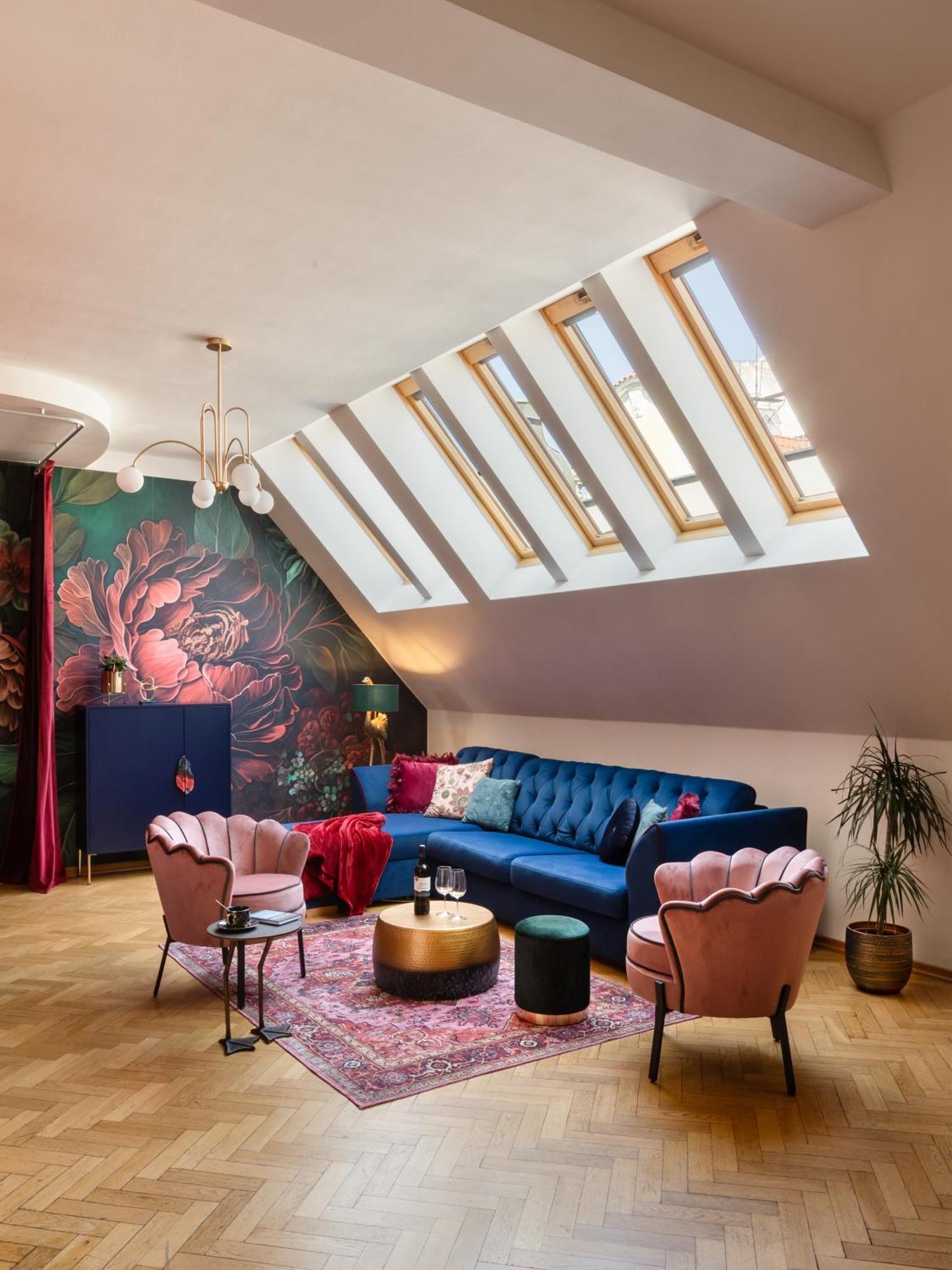 Decadent Art Deco Balcony In Old Town Apartmán *